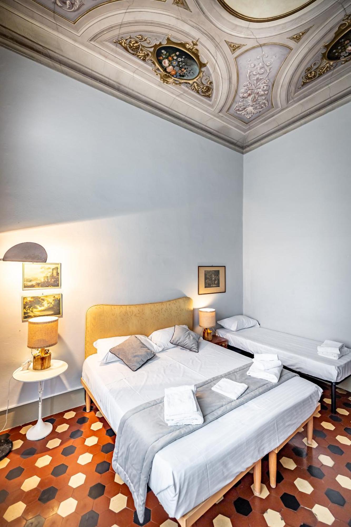 Roommo D'Azeglio Florence Luaran gambar